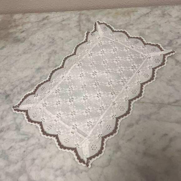 Vintage handcrafted eyelet doily placemat - Picture 4 of 5